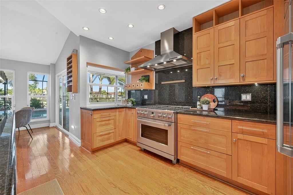 合同活跃: $1,399,000 (4 贝兹, 3 浴室, 2600 平方英尺)