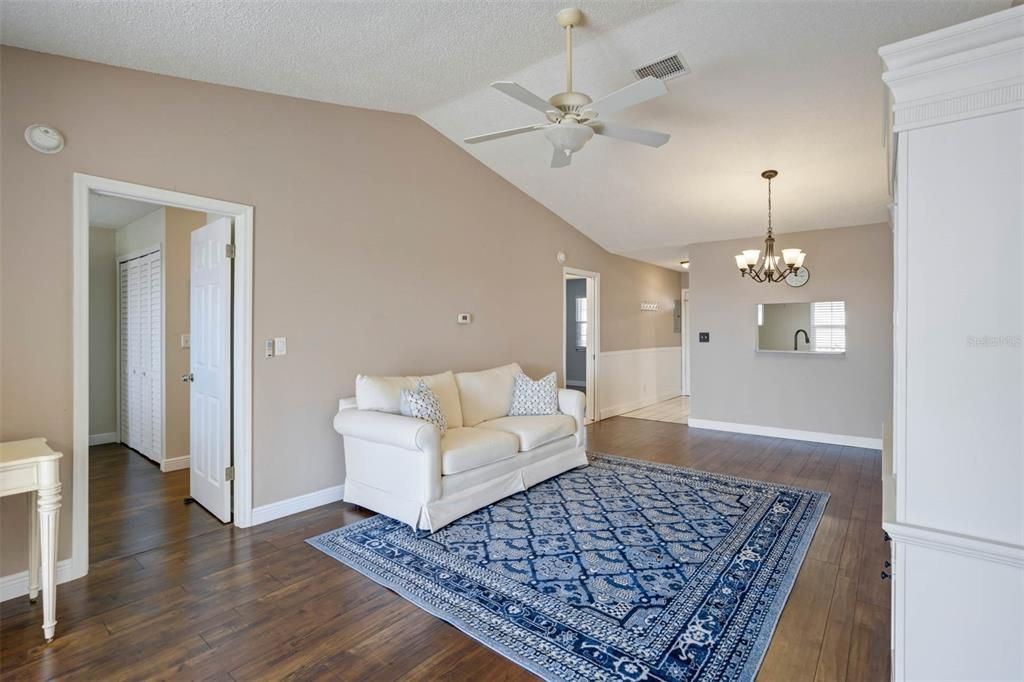 合同活跃: $280,000 (2 贝兹, 2 浴室, 928 平方英尺)