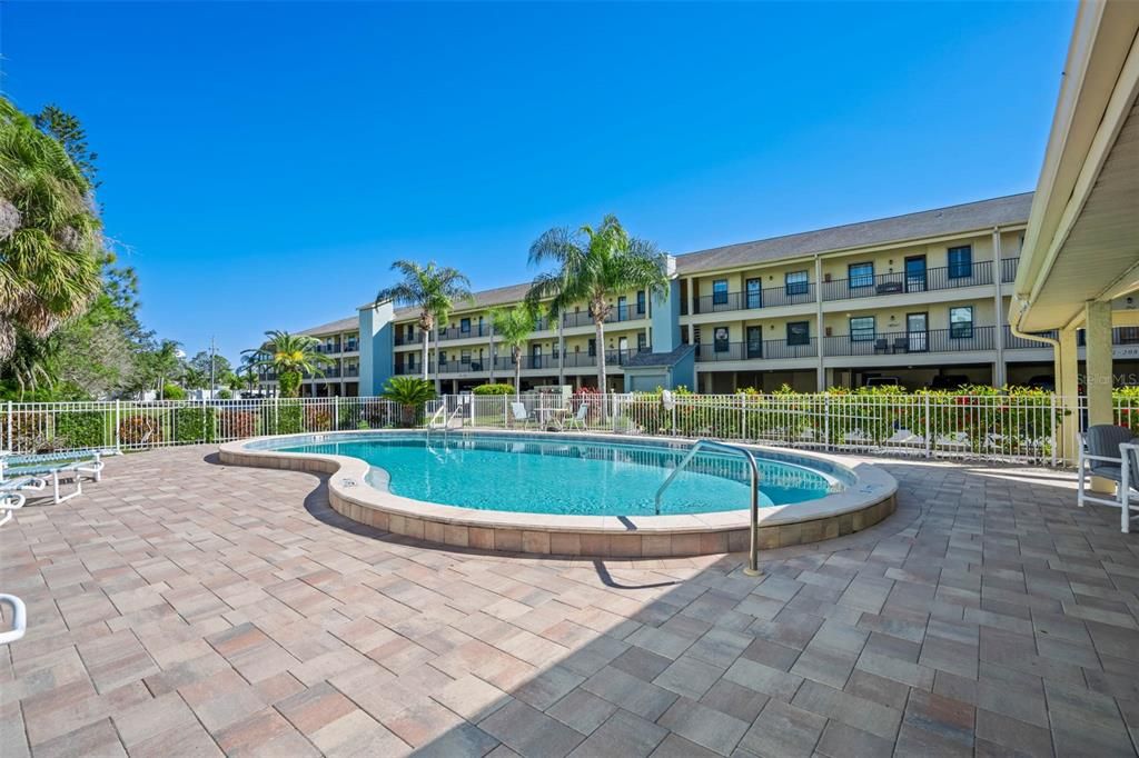 合同活跃: $280,000 (2 贝兹, 2 浴室, 928 平方英尺)