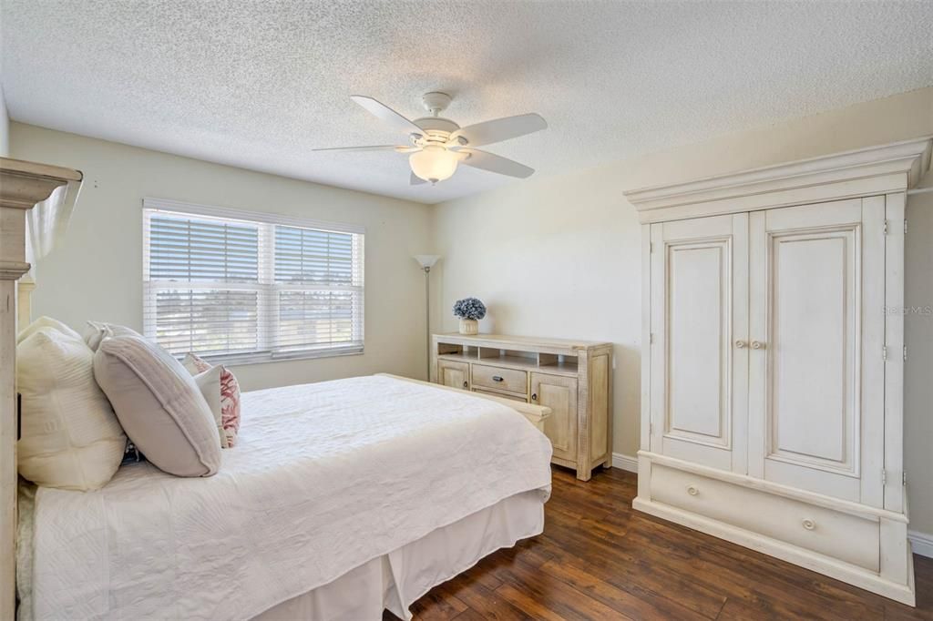 合同活跃: $280,000 (2 贝兹, 2 浴室, 928 平方英尺)