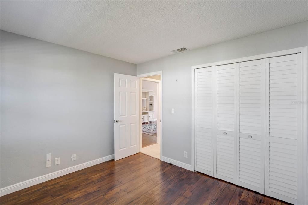 合同活跃: $280,000 (2 贝兹, 2 浴室, 928 平方英尺)