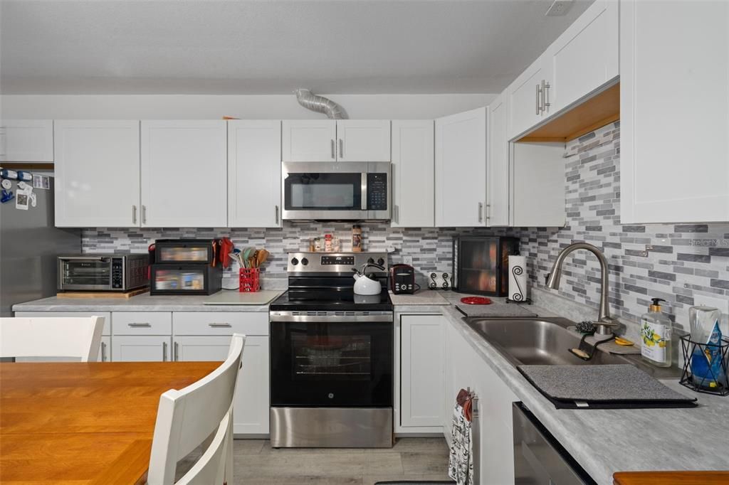 For Sale: $349,900 (4 beds, 2 baths, 1688 Square Feet)