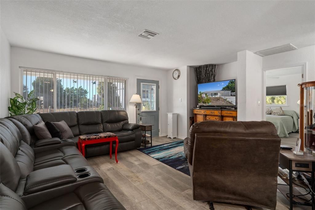 For Sale: $349,900 (4 beds, 2 baths, 1688 Square Feet)