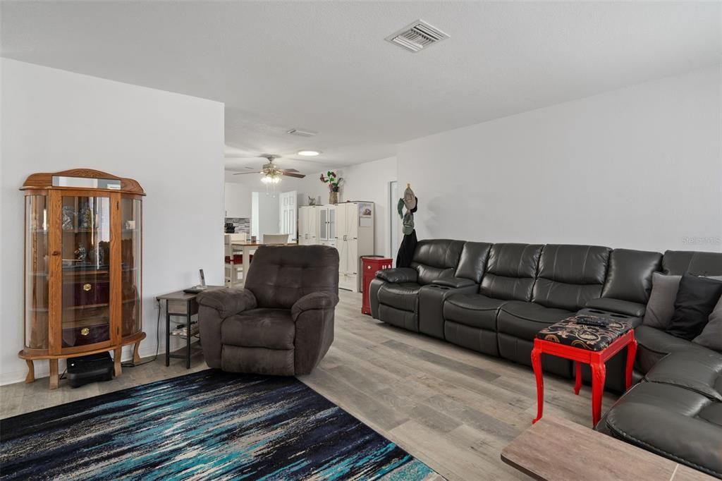 For Sale: $349,900 (4 beds, 2 baths, 1688 Square Feet)