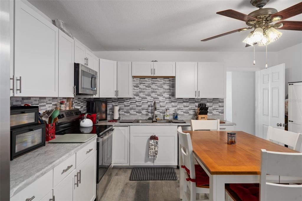 For Sale: $349,900 (4 beds, 2 baths, 1688 Square Feet)