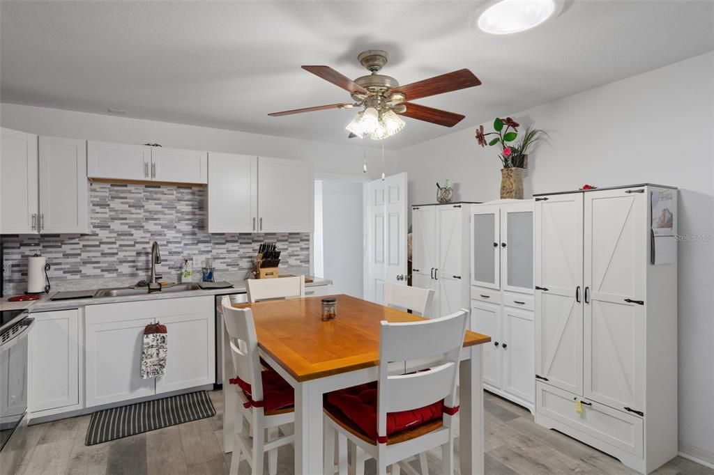 For Sale: $349,900 (4 beds, 2 baths, 1688 Square Feet)