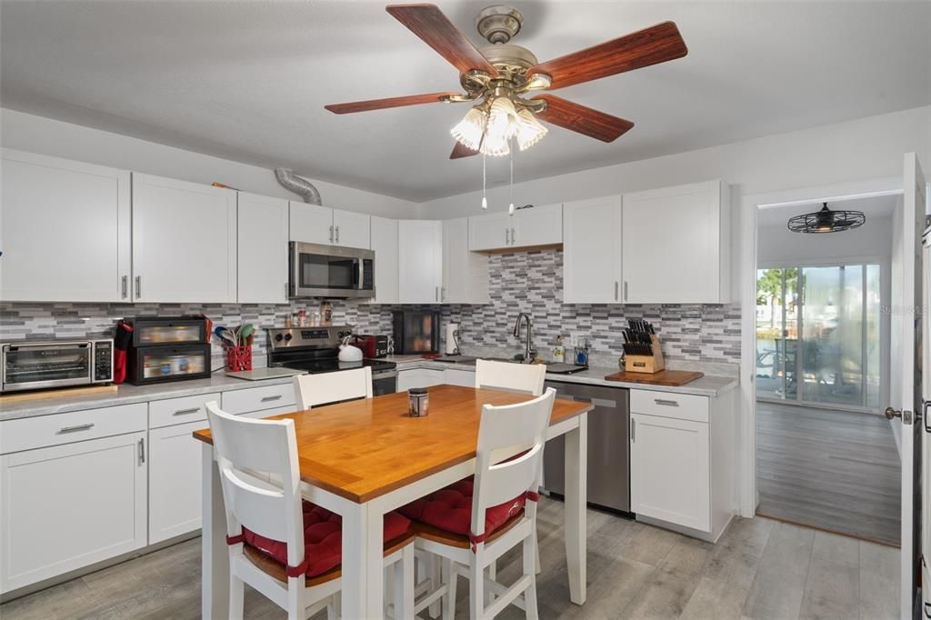 For Sale: $349,900 (4 beds, 2 baths, 1688 Square Feet)