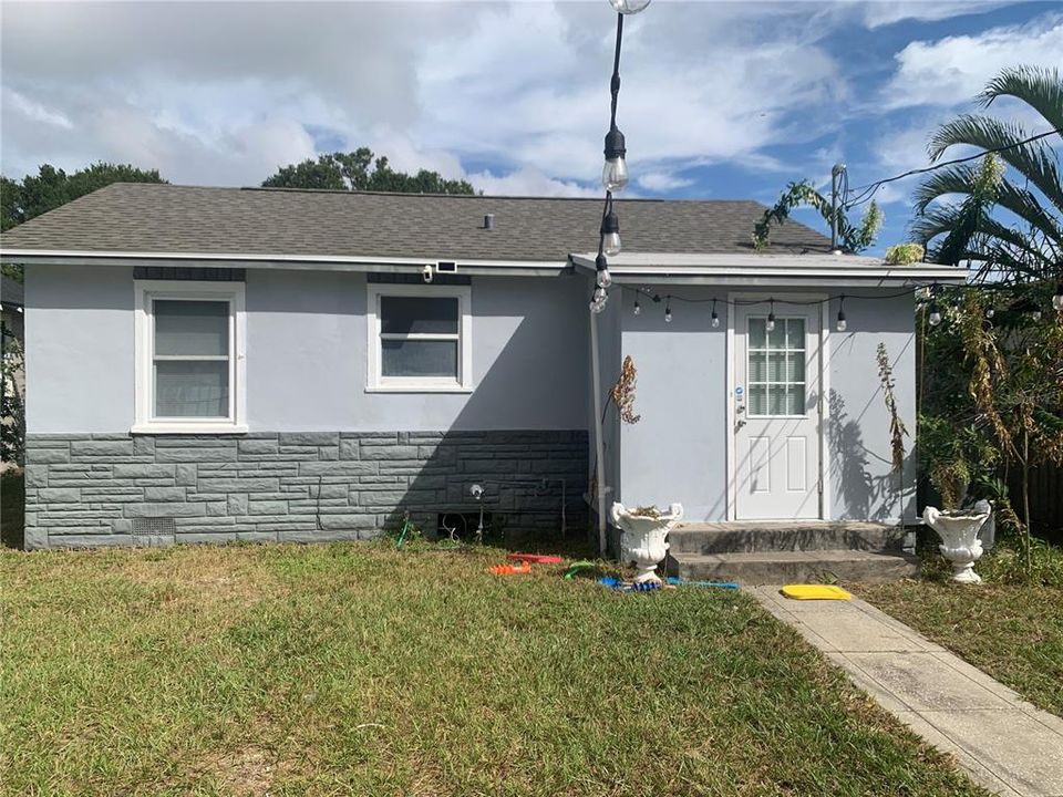 合同活跃: $249,900 (3 贝兹, 2 浴室, 930 平方英尺)