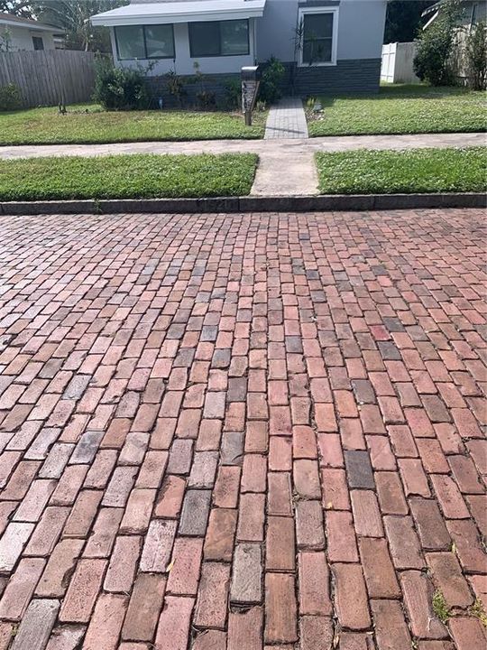 合同活跃: $249,900 (3 贝兹, 2 浴室, 930 平方英尺)