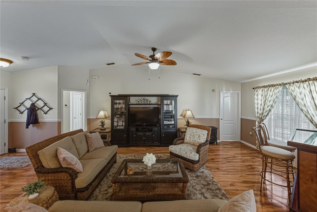 For Rent: $2,000 (2 beds, 2 baths, 1317 Square Feet)