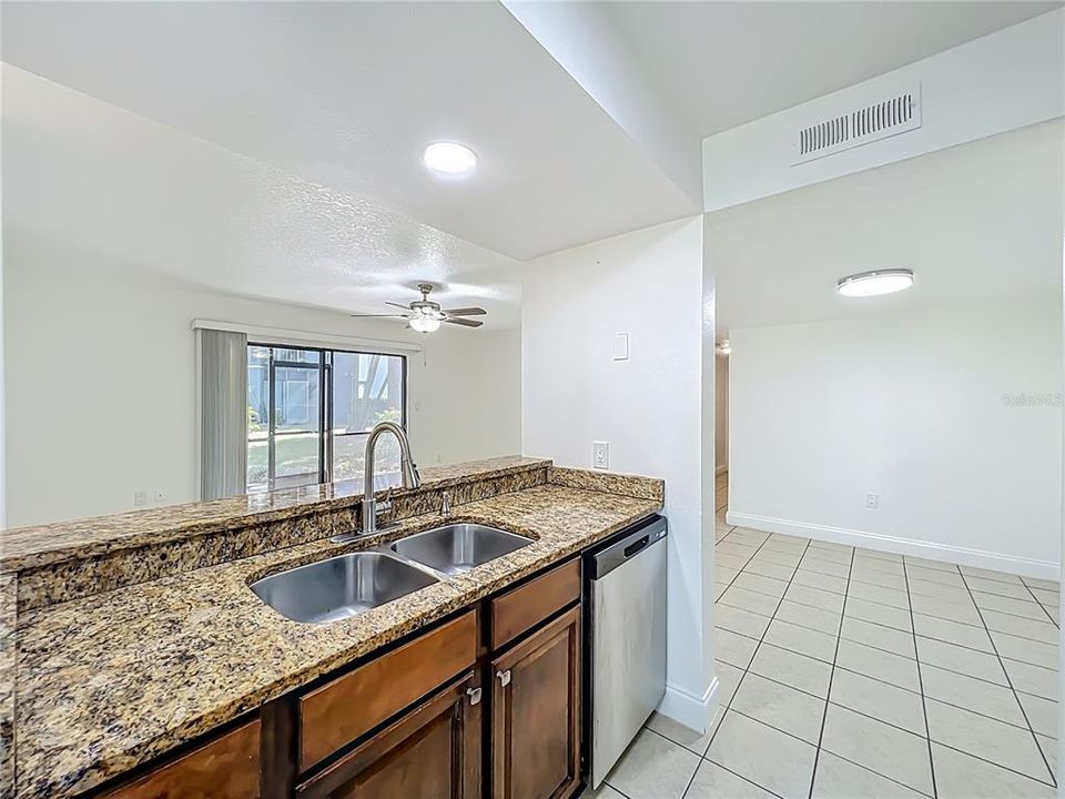 For Sale: $178,000 (2 beds, 2 baths, 1010 Square Feet)