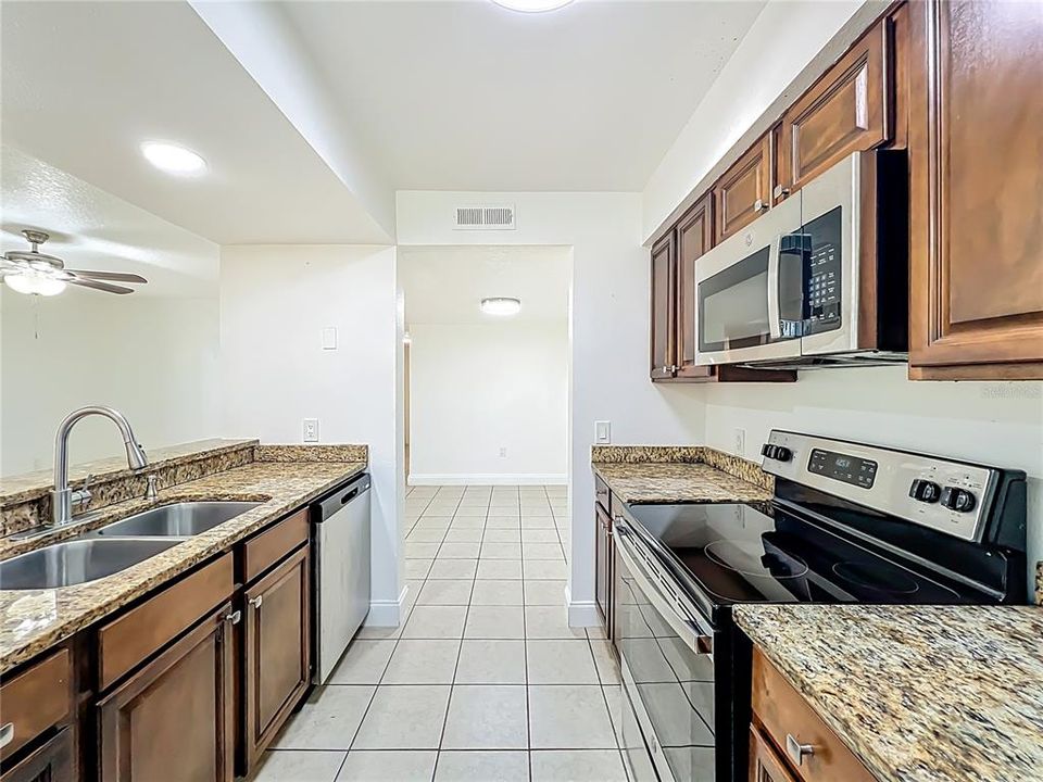 For Sale: $178,000 (2 beds, 2 baths, 1010 Square Feet)
