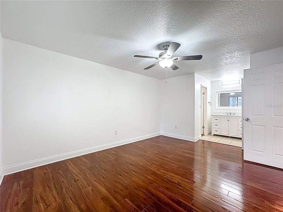 For Sale: $178,000 (2 beds, 2 baths, 1010 Square Feet)