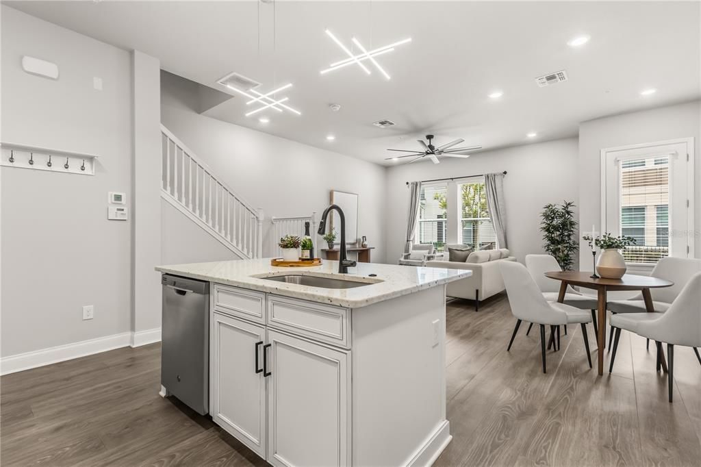 Activo con contrato: $425,000 (3 camas, 2 baños, 1613 Pies cuadrados)