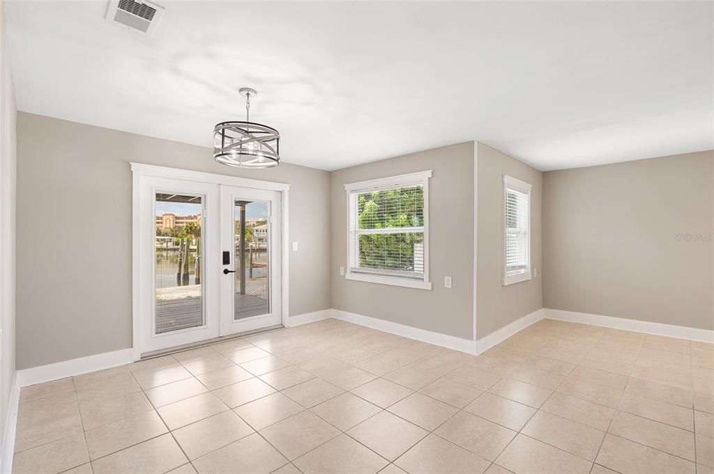 En Venta: $895,000 (3 camas, 2 baños, 1105 Pies cuadrados)