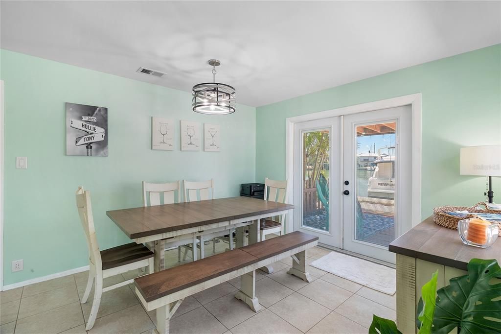 En Venta: $895,000 (3 camas, 2 baños, 1105 Pies cuadrados)