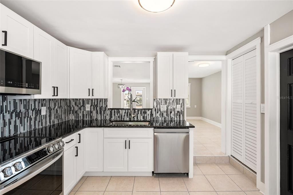 En Venta: $895,000 (3 camas, 2 baños, 1105 Pies cuadrados)