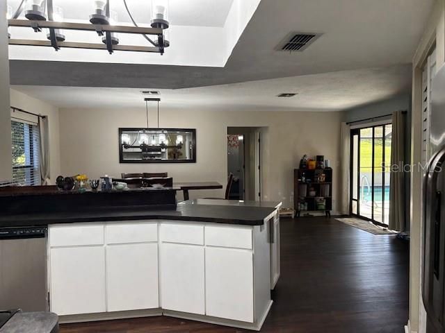 For Rent: $2,400 (3 beds, 2 baths, 2092 Square Feet)