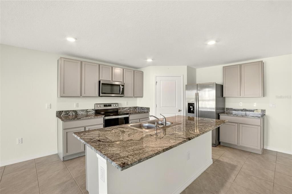 For Rent: $2,850 (5 beds, 3 baths, 2674 Square Feet)