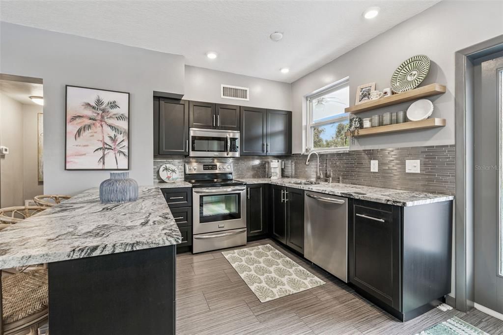 For Sale: $249,900 (1 beds, 1 baths, 715 Square Feet)