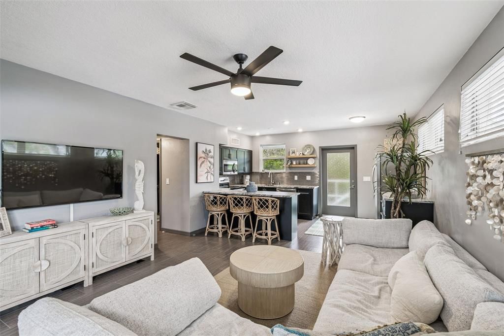 For Sale: $249,900 (1 beds, 1 baths, 715 Square Feet)