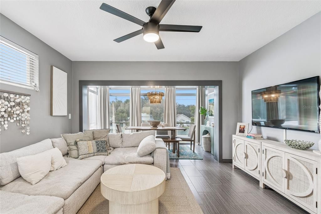 For Sale: $249,900 (1 beds, 1 baths, 715 Square Feet)