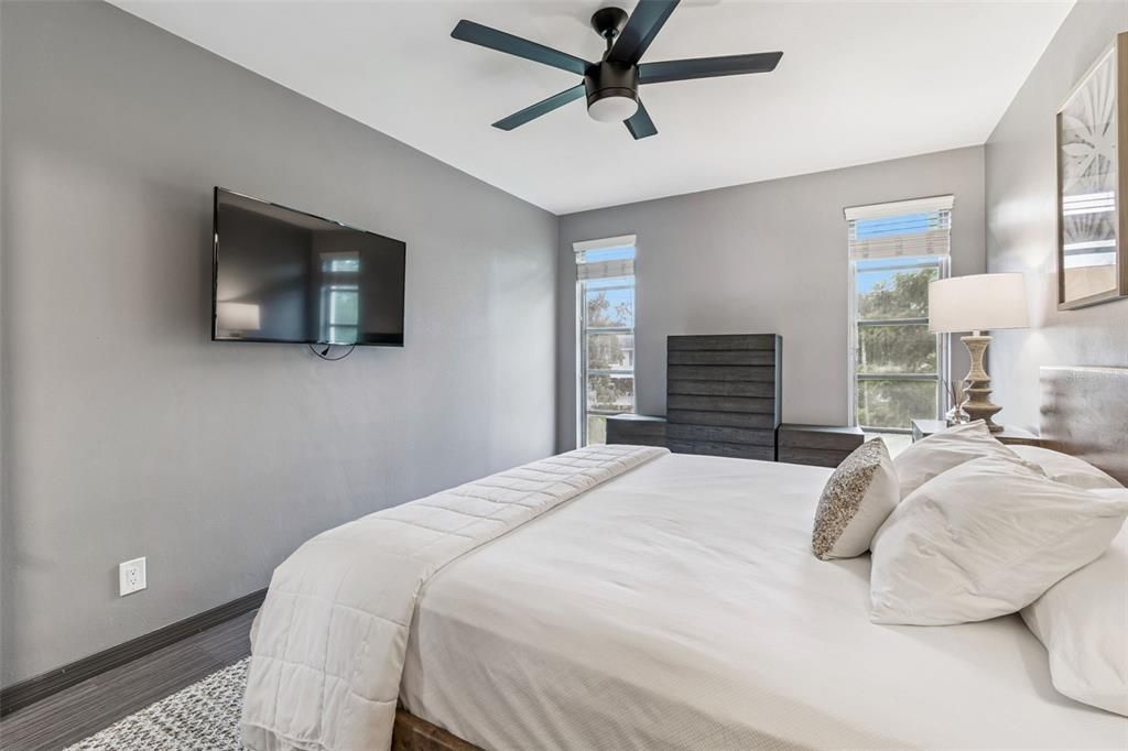 For Sale: $249,900 (1 beds, 1 baths, 715 Square Feet)