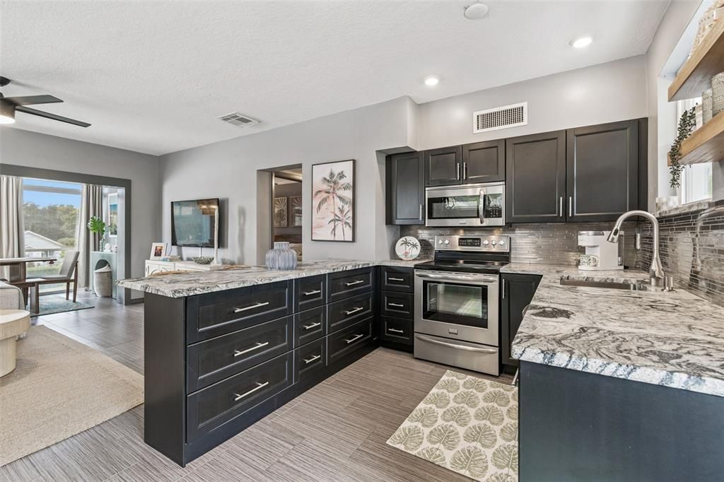 For Sale: $249,900 (1 beds, 1 baths, 715 Square Feet)