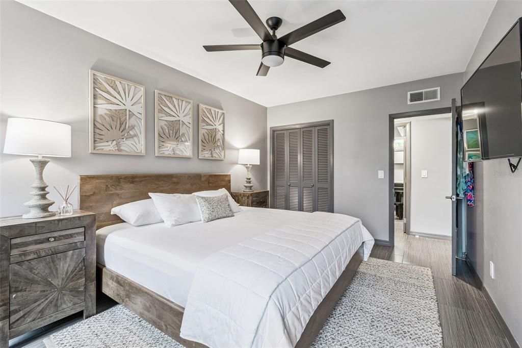 For Sale: $249,900 (1 beds, 1 baths, 715 Square Feet)