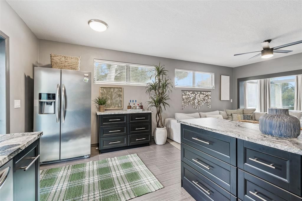 For Sale: $249,900 (1 beds, 1 baths, 715 Square Feet)