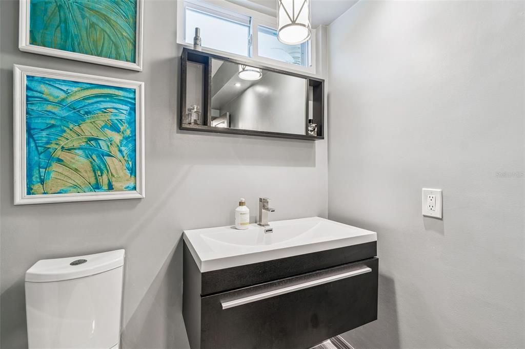 For Sale: $249,900 (1 beds, 1 baths, 715 Square Feet)