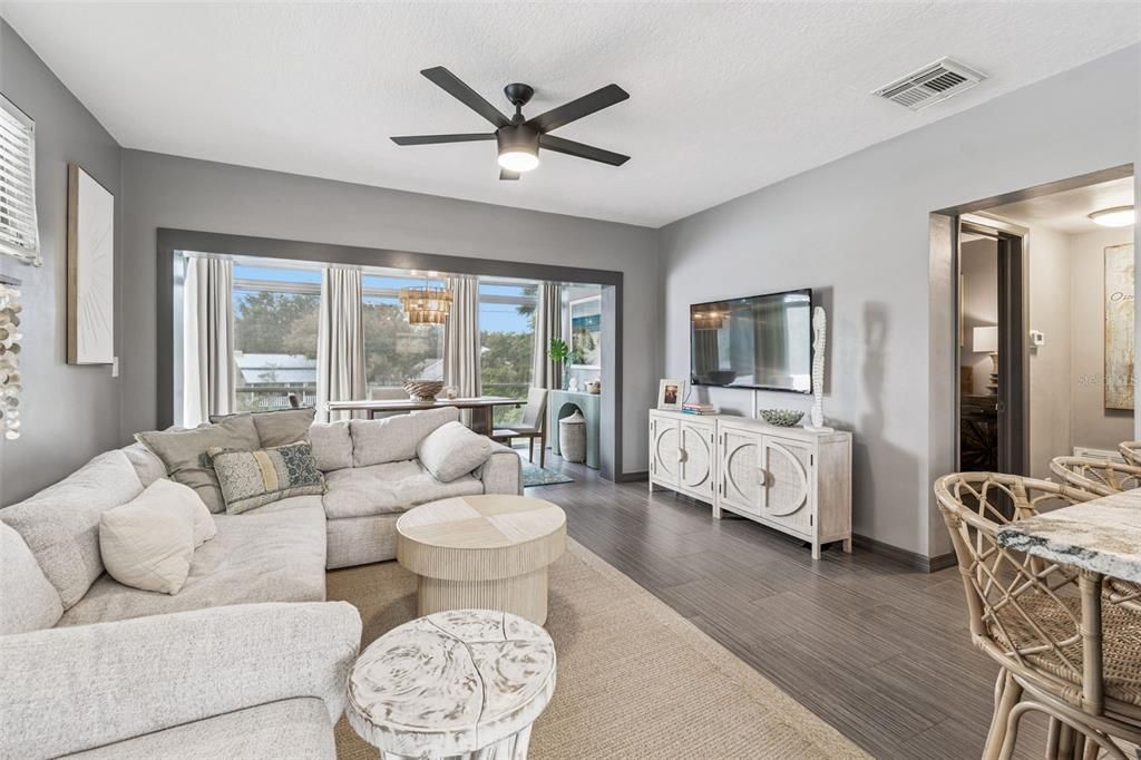 For Sale: $249,900 (1 beds, 1 baths, 715 Square Feet)