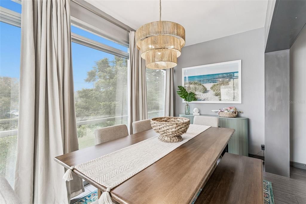 For Sale: $249,900 (1 beds, 1 baths, 715 Square Feet)