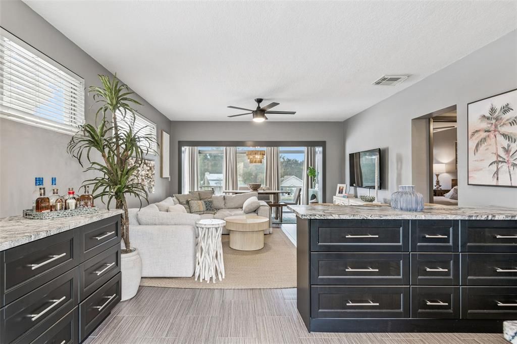 For Sale: $249,900 (1 beds, 1 baths, 715 Square Feet)