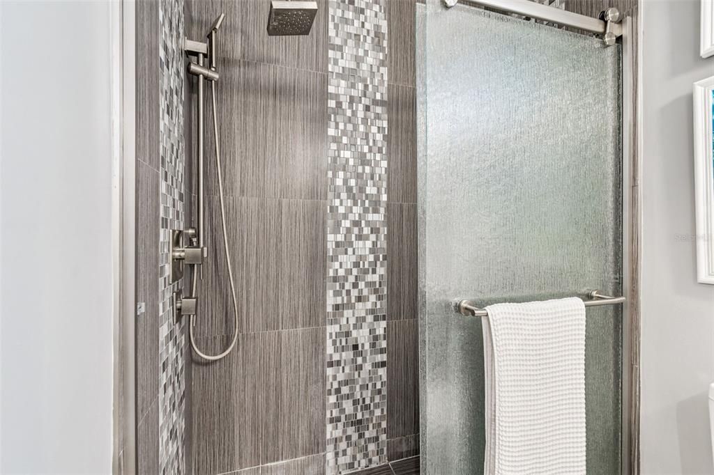 For Sale: $249,900 (1 beds, 1 baths, 715 Square Feet)