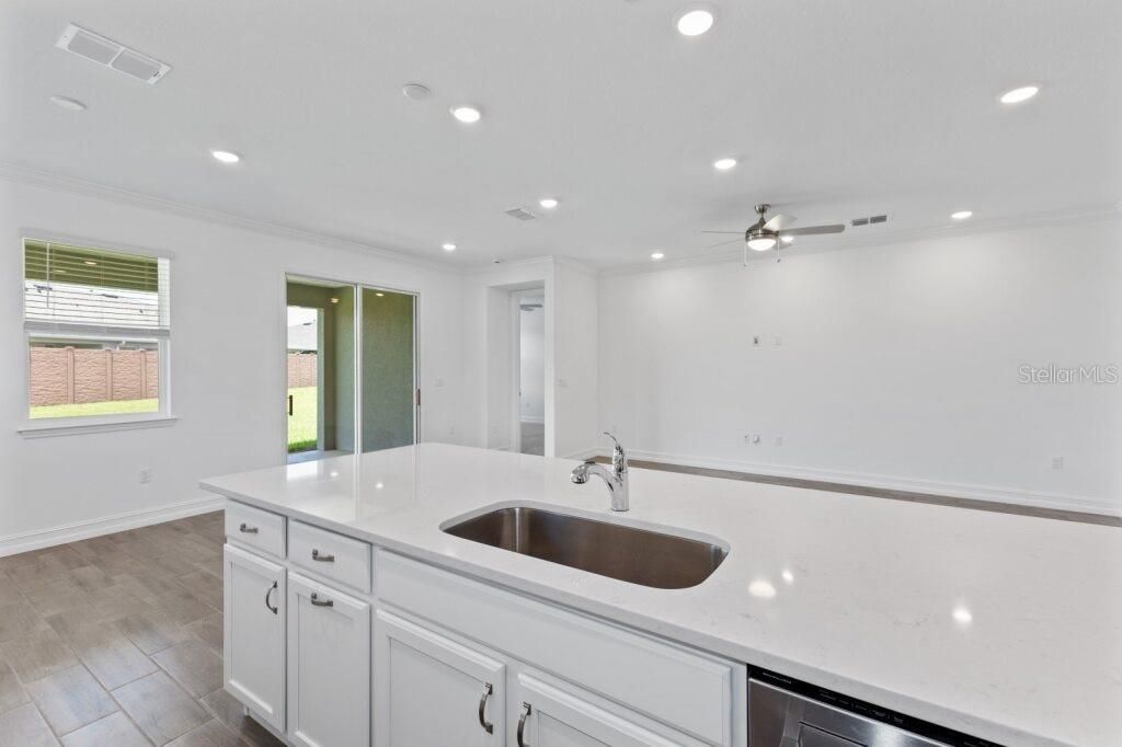 For Sale: $292,070 (2 beds, 2 baths, 1722 Square Feet)