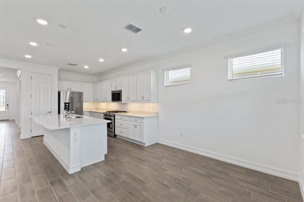 For Sale: $292,070 (2 beds, 2 baths, 1722 Square Feet)