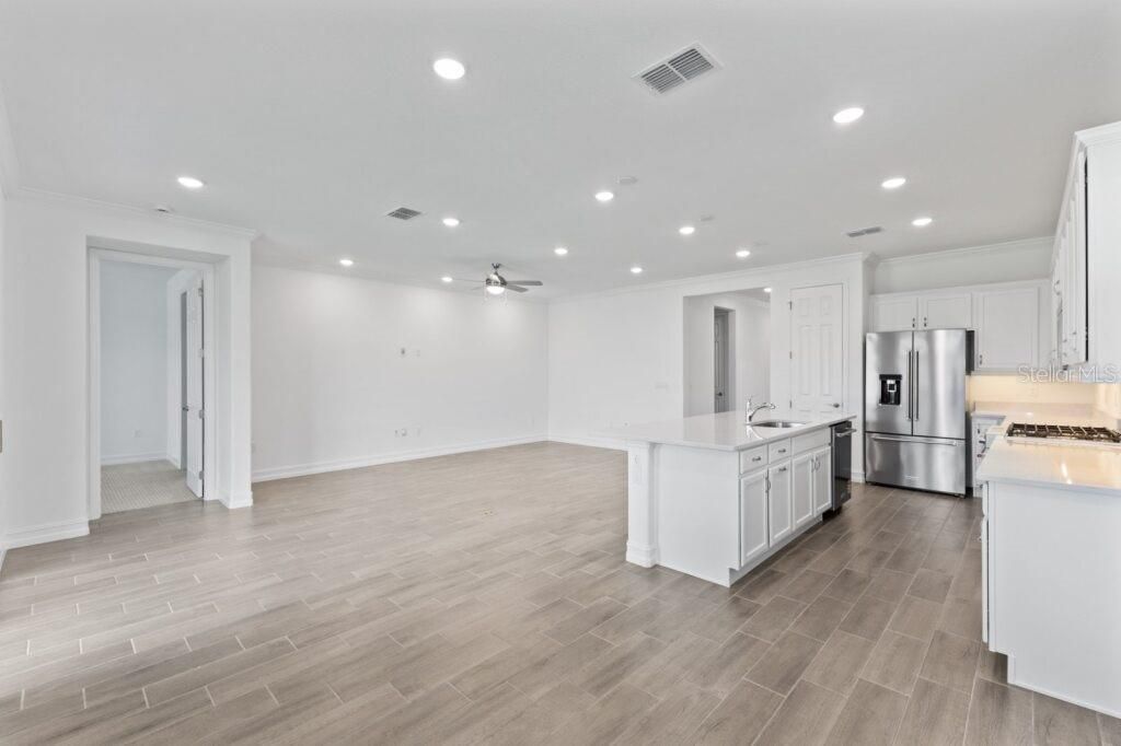 For Sale: $292,070 (2 beds, 2 baths, 1722 Square Feet)