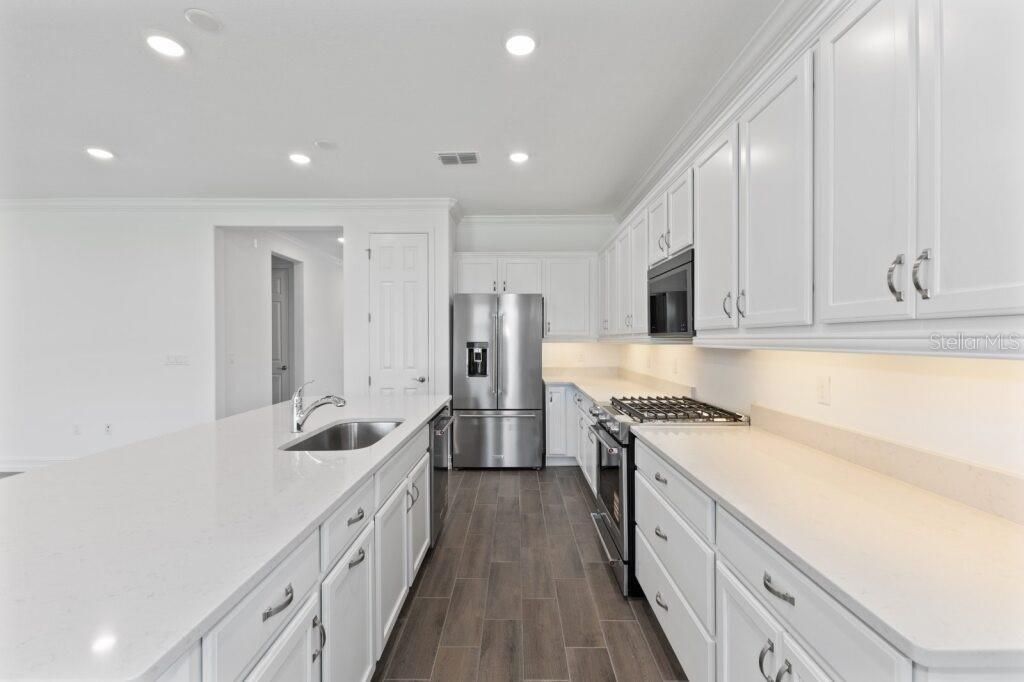 For Sale: $292,070 (2 beds, 2 baths, 1722 Square Feet)