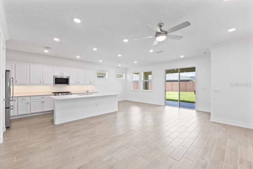 For Sale: $292,070 (2 beds, 2 baths, 1722 Square Feet)