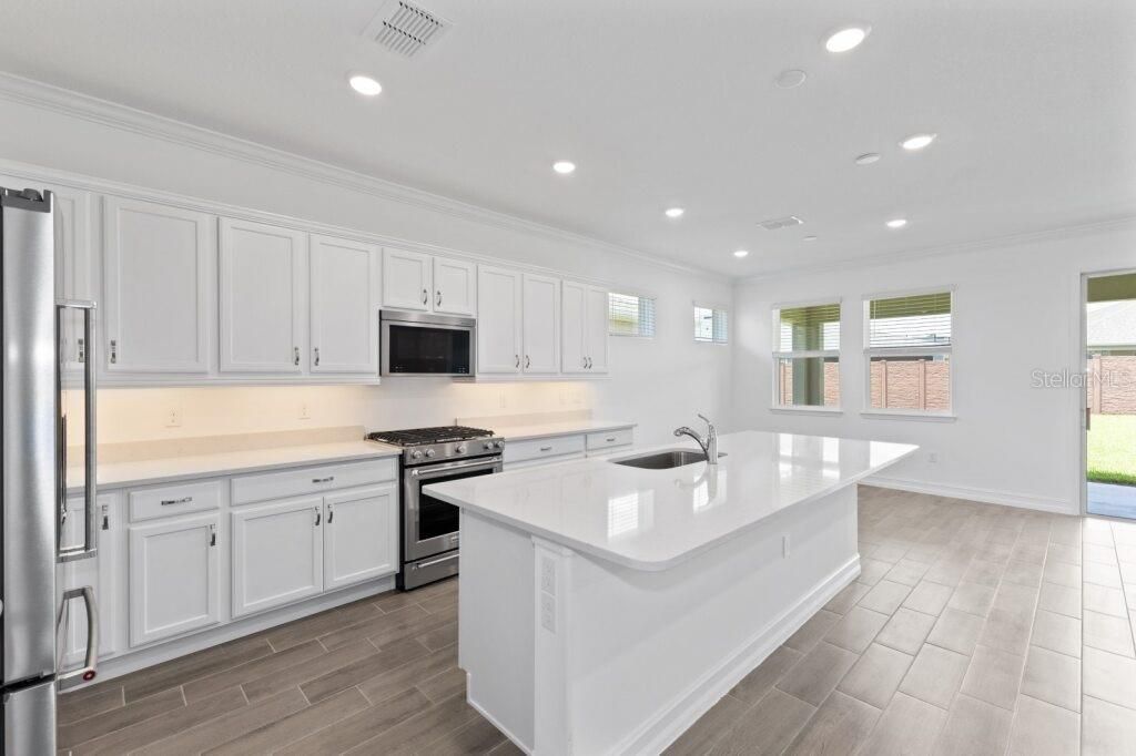 For Sale: $292,070 (2 beds, 2 baths, 1722 Square Feet)