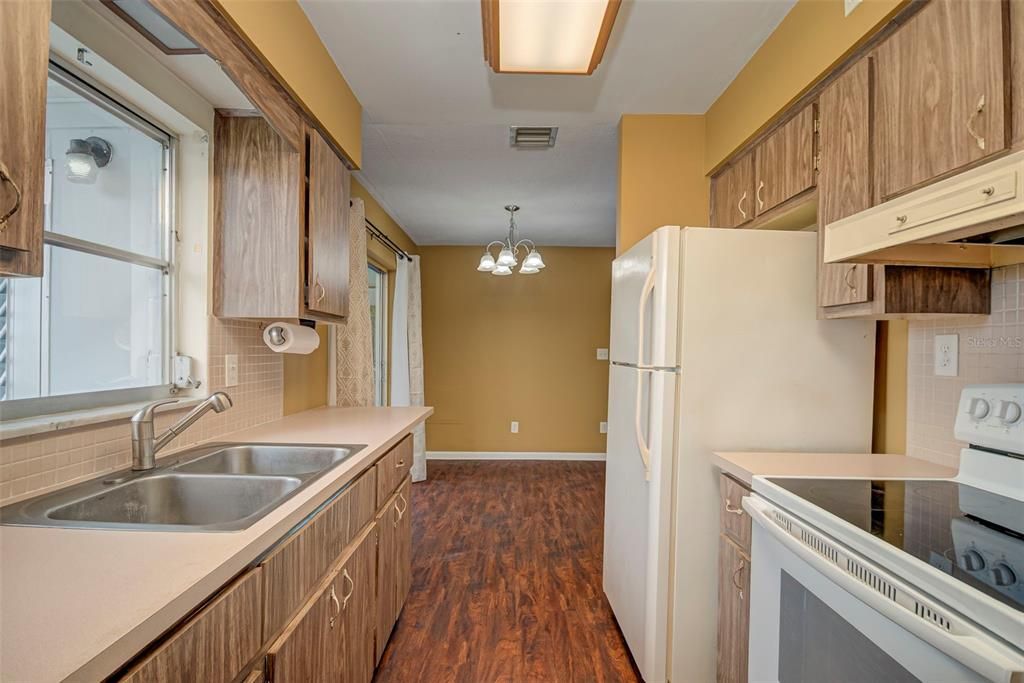 На продажу: $245,000 (2 спален, 2 ванн, 968 Квадратных фут)