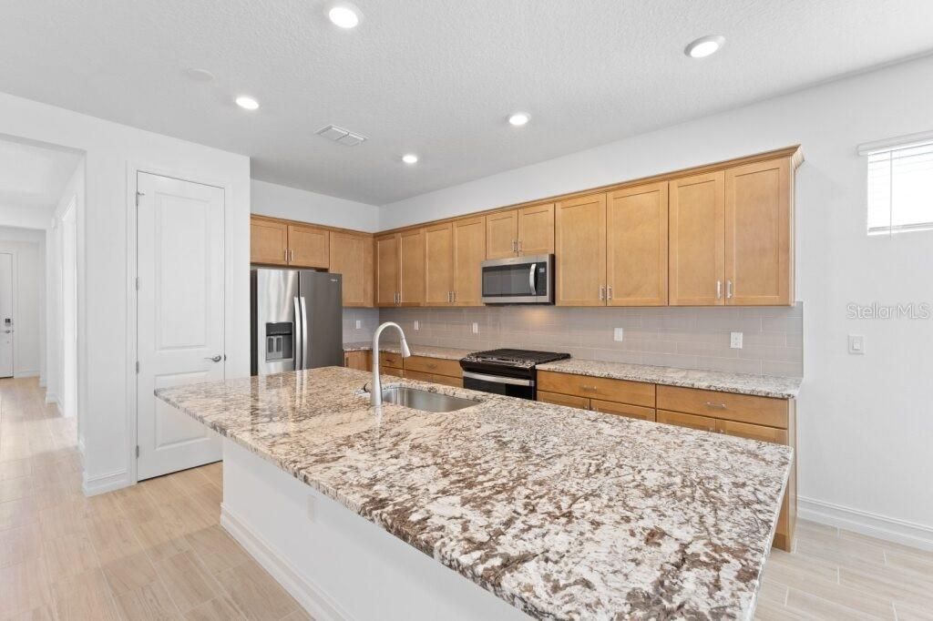 For Sale: $294,440 (2 beds, 2 baths, 1722 Square Feet)