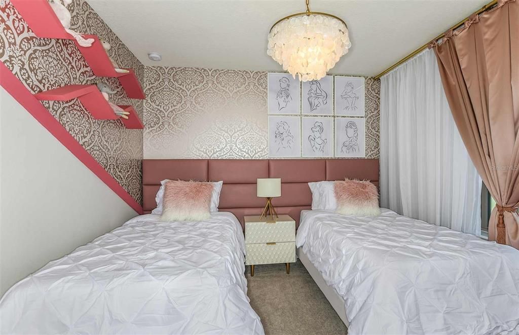 Activo con contrato: $623,190 (5 camas, 4 baños, 2269 Pies cuadrados)