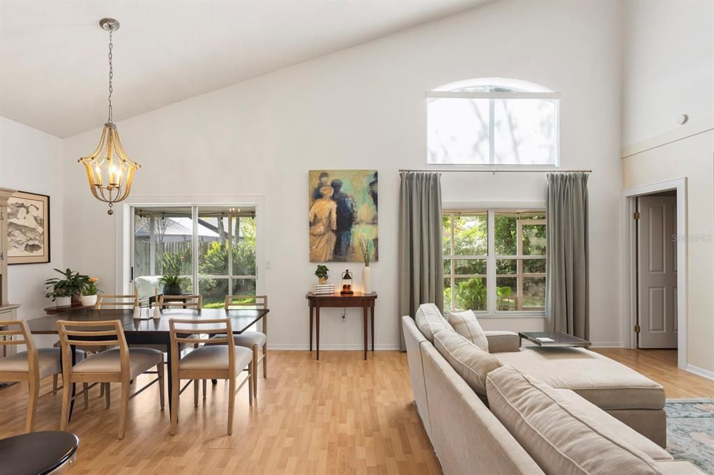 Под контрактом: $575,000 (4 спален, 2 ванн, 1816 Квадратных фут)