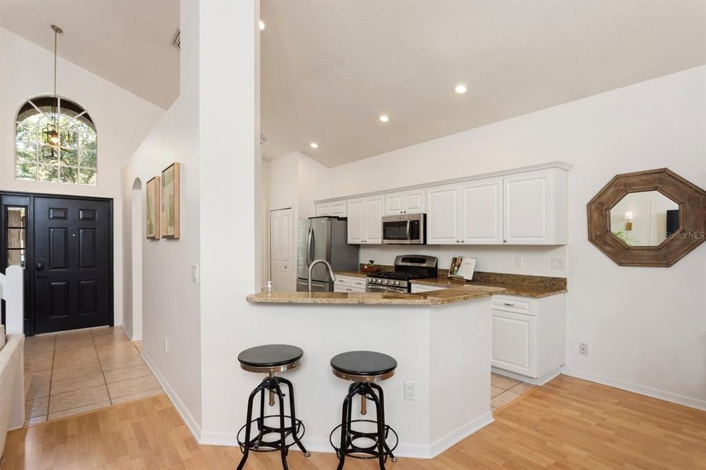 Под контрактом: $575,000 (4 спален, 2 ванн, 1816 Квадратных фут)