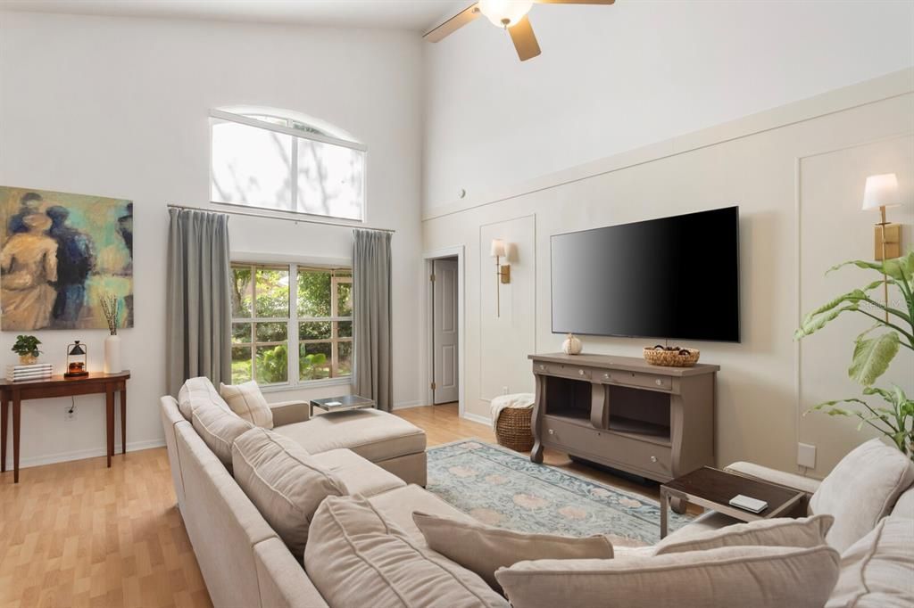 Под контрактом: $575,000 (4 спален, 2 ванн, 1816 Квадратных фут)