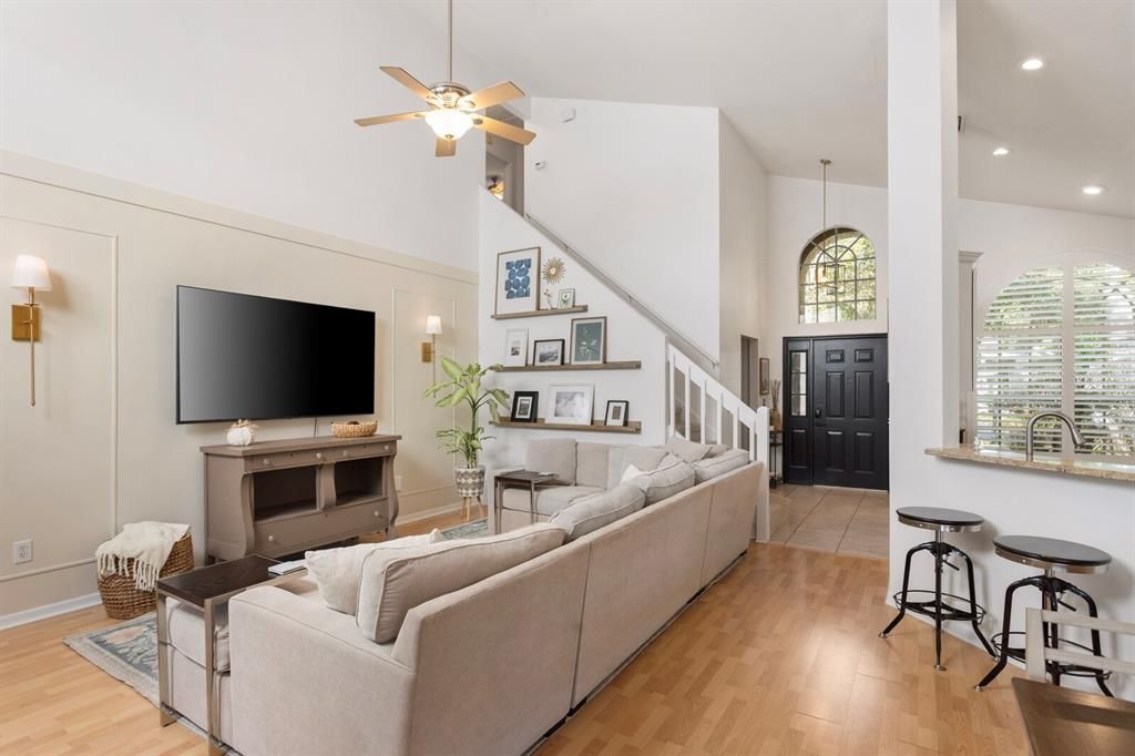 Под контрактом: $575,000 (4 спален, 2 ванн, 1816 Квадратных фут)