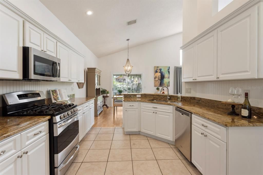 Под контрактом: $575,000 (4 спален, 2 ванн, 1816 Квадратных фут)