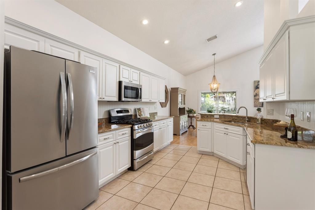 Под контрактом: $575,000 (4 спален, 2 ванн, 1816 Квадратных фут)